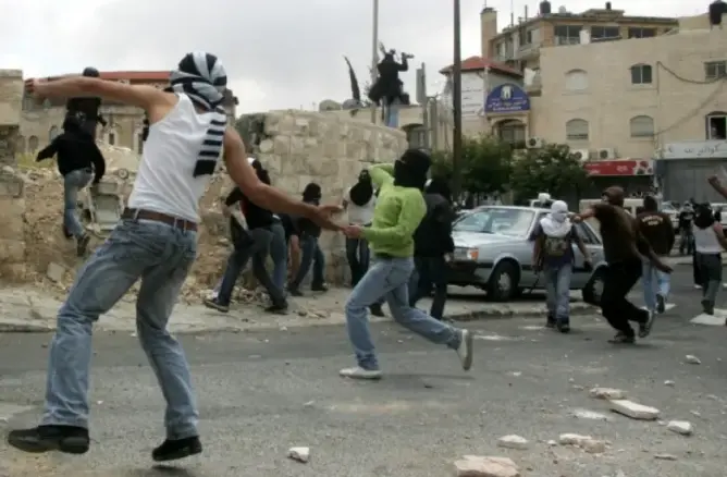 ردا على قتل شاب برصاص الاحتلال شبان فلسطينيون يشعلون مواجهات حادة بالضفة