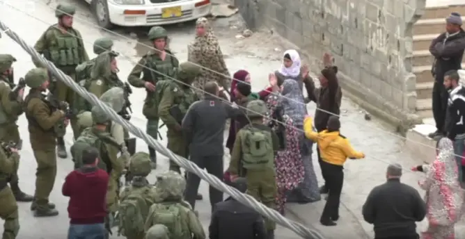 نساء فلسطينيات ينتزعن طفلا من الاحتلال قبل اعتقاله (فيديو)