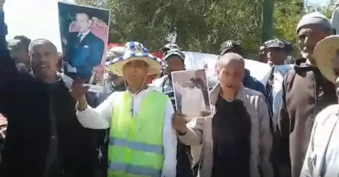بائعو الملابس المستعملة بواد زم يحتجون على “دركيين” (فيديو)