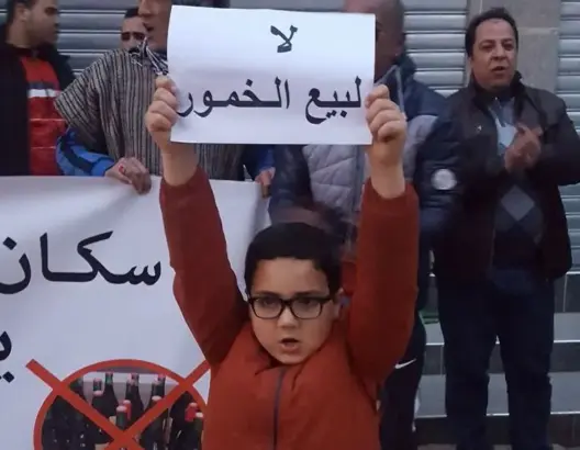 احتجاجات ببني ملال ضد فتح “خمارات” وهيئة حقوقية تدخل على الخط (فيديو)