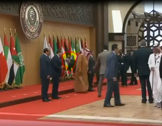 طريف: شاهد لحظة سقوط حاكم دبي والرئيس اللبناني بالقمة العربية