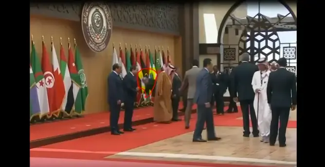 طريف: شاهد لحظة سقوط حاكم دبي والرئيس اللبناني بالقمة العربية