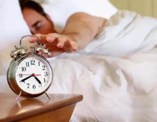 هل تحرم نفسك كثيرا من النوم؟ .. أخصائي يحذر من الوفاة المفاجئة