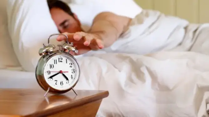 هل تحرم نفسك كثيرا من النوم؟ .. أخصائي يحذر من الوفاة المفاجئة
