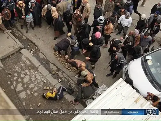 هكذا أعدم تنظيم الدولة شابا بتهمة المثلية الجنسية (صور)