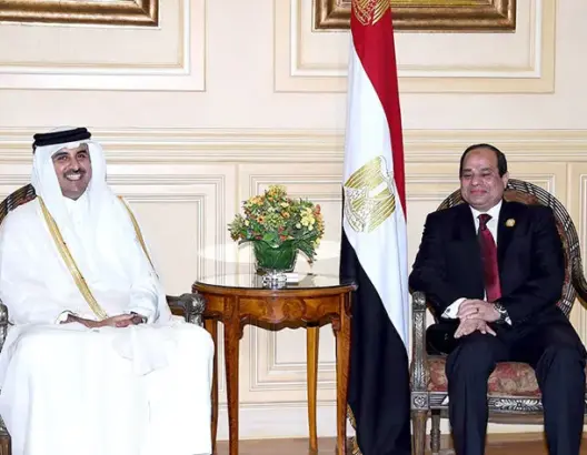 السيسي ينسحب في كلمة أمير قطر.. والأخير يلقنه درسا (فيديو)