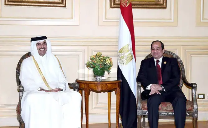 السيسي ينسحب في كلمة أمير قطر.. والأخير يلقنه درسا (فيديو)