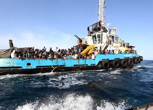 مصرع 25 مهاجرا سريا وفقدان 35 آخرين إثر غرق قارب قبالة سواحل تونس