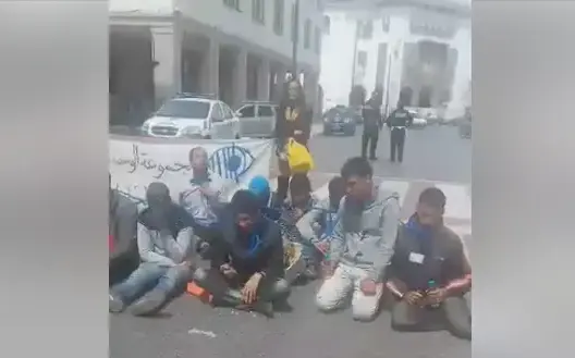 مكفوفون يحاولون حرق أنفسهم أمام البرلمان