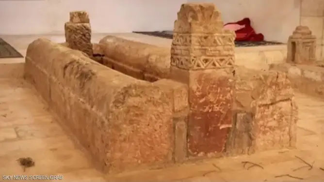 غارات روسية تدمر قبر الخليفة عمر بن عبد العزيز بإدلب السورية