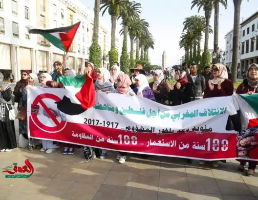 مغاربة يحرقون العلم الصهيوني بالرباط ويهاجمون القمة العربية (فيديو)