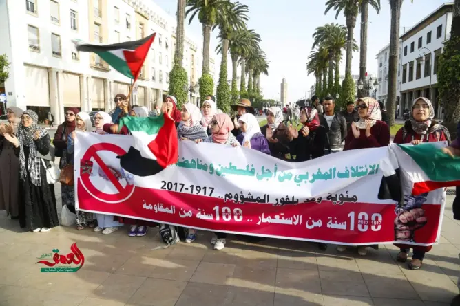 مغاربة يحرقون العلم الصهيوني بالرباط ويهاجمون القمة العربية (فيديو)