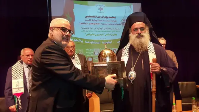 بنكيران يكرم مطران القدس الأب عطا الله حنا بالرباط (صور)