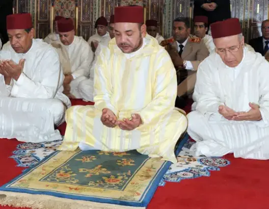الملك يؤدي صلاة الجمعة بمسجد الحسن الثاني بالبيضاء
