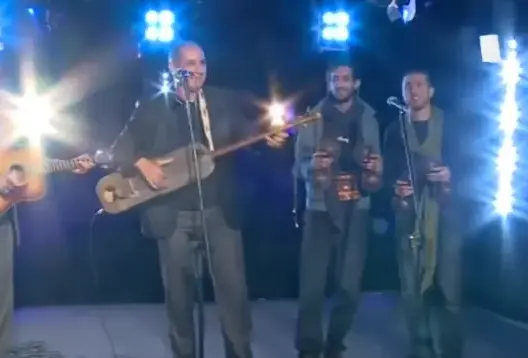 الزاكي الكناوي .. يعزف على آلة “الكنبري” في برنامج تلفزيوني بالجزائر (فيديو)