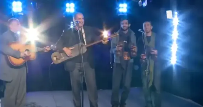 الزاكي الكناوي .. يعزف على آلة “الكنبري” في برنامج تلفزيوني بالجزائر (فيديو)