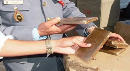 حجز طنين من مخدر الكيف في سيارة بترقيم مزور بالقصر الكبير