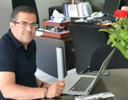 الرجل الثاني في قناة “ميدي 1” يهاجم بنكيران ويعتبره “انتهى”