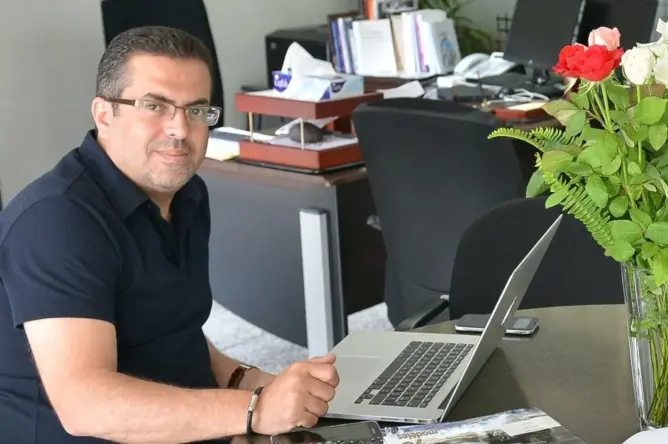 الرجل الثاني في قناة “ميدي 1” يهاجم بنكيران ويعتبره “انتهى”