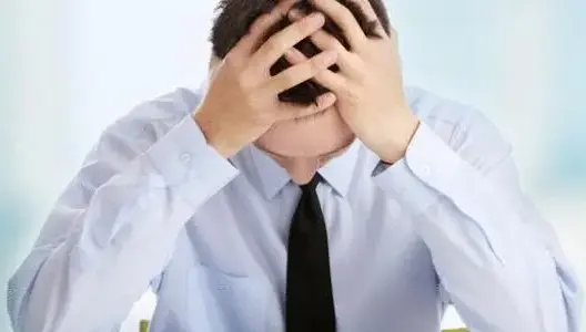 أسباب غير متوقعة وراء الشعور المستمر بالتعب طوال النهار