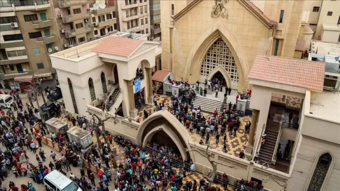 “داعش” تتبنى تفجير كنيستين بمصر وبابا الأقباط ينجو من الموت