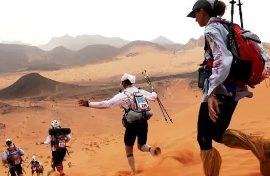 مغربي وسويدية يفوزان بالمرحلة الأولى لماراطون الرمال