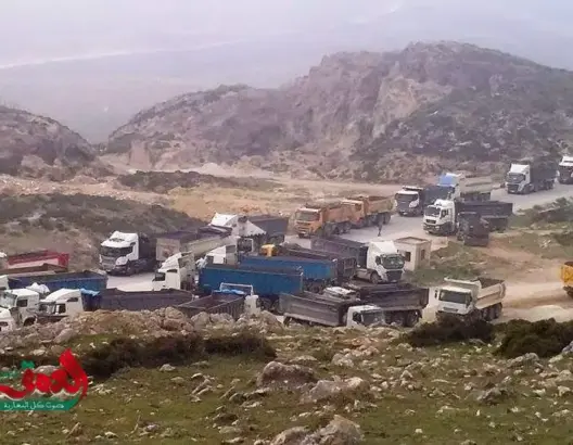 سكان دوار بـ”أنجرة” يمنعون شاحنات المقالع من المرور بسبب سرعتها (صور)