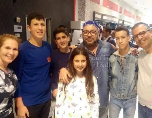 مغاربة بميامي يلتقطون صورا جماعية مع الملك والأمير الحسن (صور)