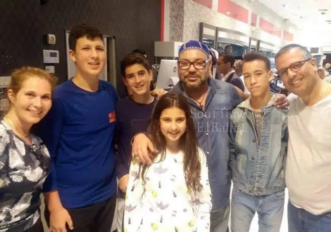 مغاربة بميامي يلتقطون صورا جماعية مع الملك والأمير الحسن (صور)