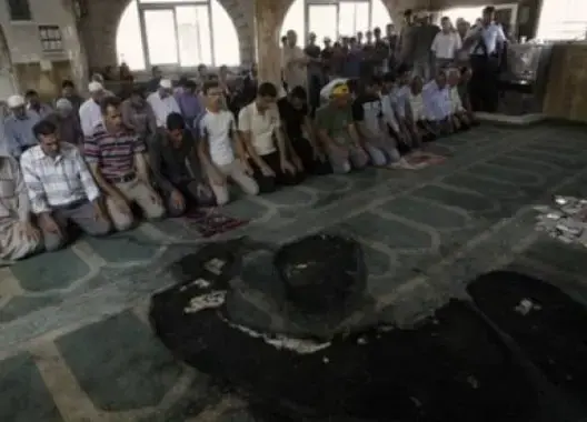 مصلّ حاول احراق إمام مسجد.. لهذا السبب