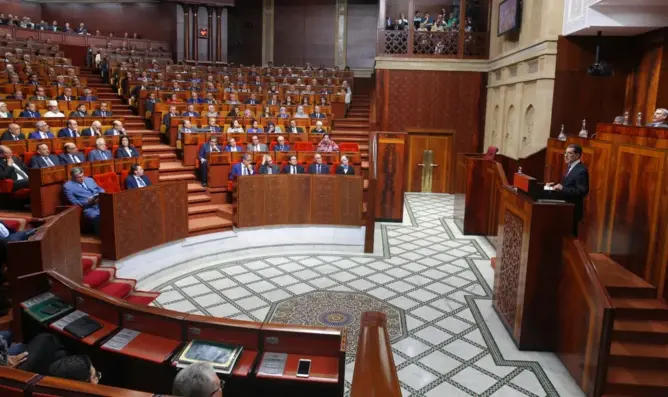 العثماني ينتزع تصفيق البرلمانيين بعد تحيتهم بالعربية والأمازيغية