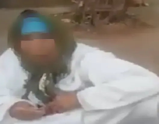 فيديو صادم.. شاب يلقي والدته بالشارع وناشطون ينعتونه بـ”مسخوط الوالدين”