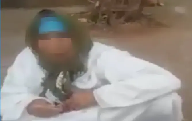 فيديو صادم.. شاب يلقي والدته بالشارع وناشطون ينعتونه بـ”مسخوط الوالدين”