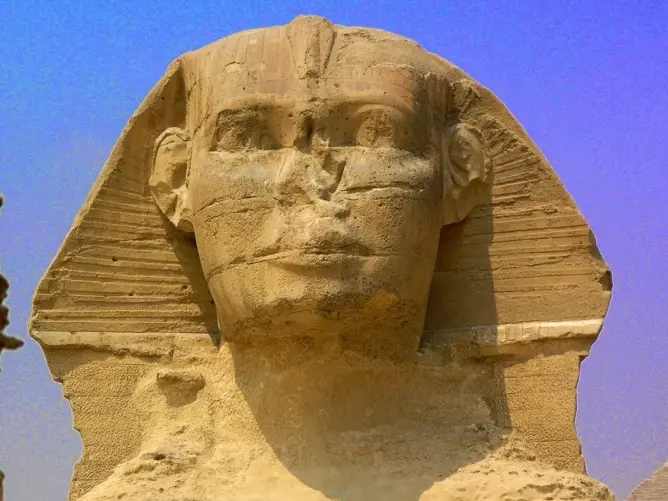 تمثال أبو الهول يثير جدلا واسعا في مصر .. هل أغمض عينيه؟