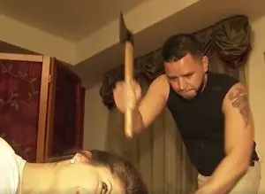 بعد استخدام النار في قص وفرد الشعر.. حلاق يستخدم الفأس للتزيين (فيديو)