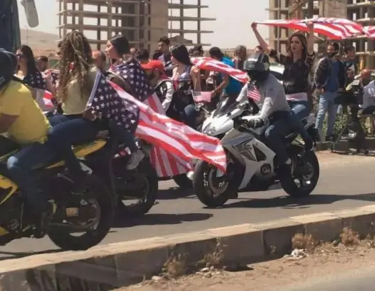 ما قصة الأعلام الأميركية التي رفعت وسط دمشق؟