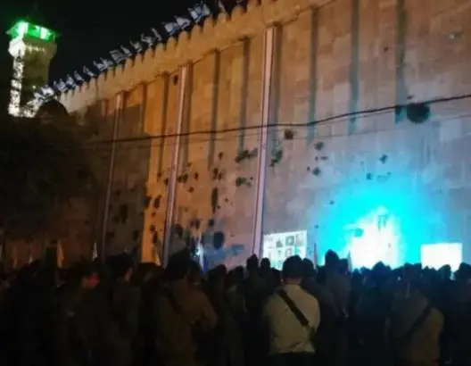 شاهد: صهاينة يدنسون المسجد الإبراهيمي ويحولونه لمسرح!
