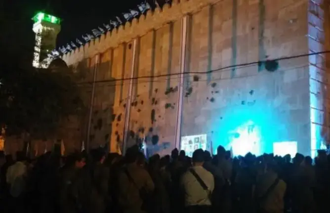شاهد: صهاينة يدنسون المسجد الإبراهيمي ويحولونه لمسرح!