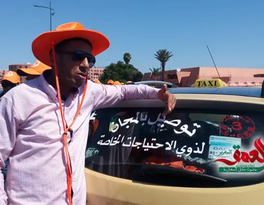 سائق طاكسي ينقل ذوي الاحتياجات الخاصة مجانا بمراكش (فيديو)