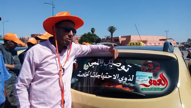 سائق طاكسي ينقل ذوي الاحتياجات الخاصة مجانا بمراكش (فيديو)