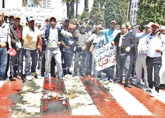 الـ UMT تحرق علم “إسرائيل” أمام البرلمان في احتفالات فاتح ماي