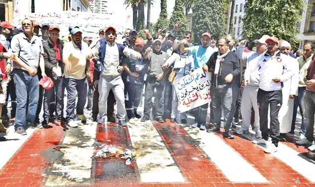 الـ UMT تحرق علم “إسرائيل” أمام البرلمان في احتفالات فاتح ماي