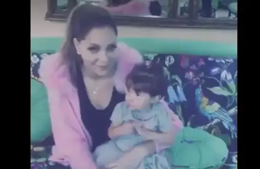 بالفيديو.. شاهد الأميرة سكينة تلاعب ابنتها