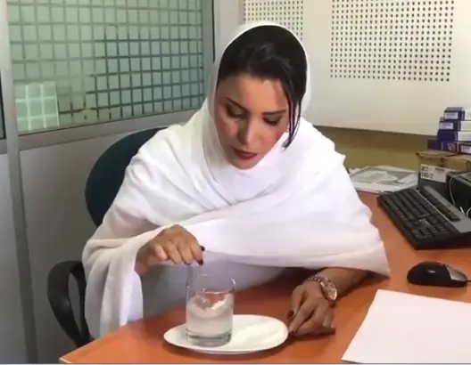 مذيعة بـ2M تشرب الماء المالح تضامنا مع أسرى فلسطين وتتحدى آخرين (فيديو)