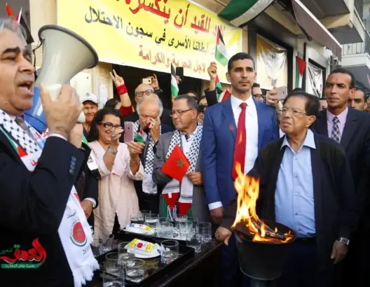 مغاربة يشربون الماء بالملح أمام سفارة فلسطين تضامنا مع الأسرى