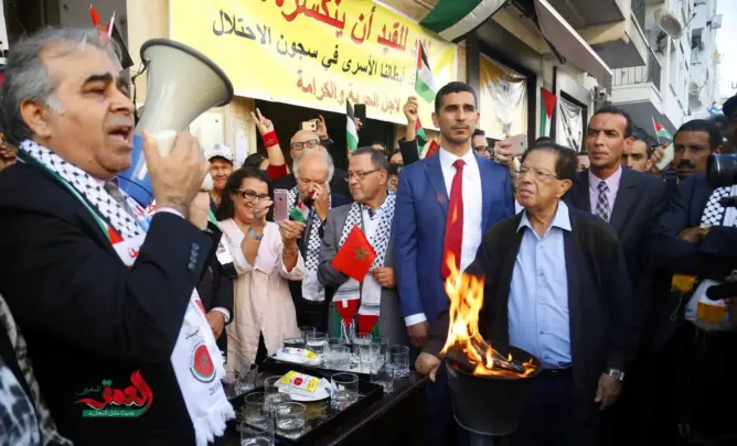 مغاربة يشربون الماء بالملح أمام سفارة فلسطين تضامنا مع الأسرى