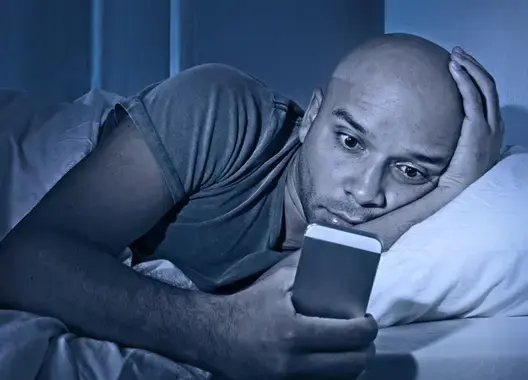 ما هي أسباب ومخاطر الإدمان على مواقع التواصل الاجتماعي وكيف يمكن الحد منه؟