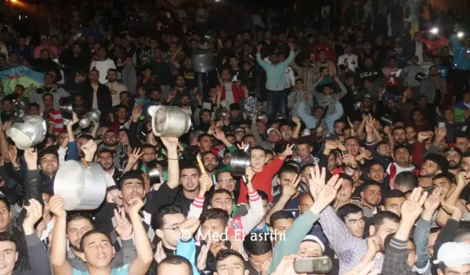 في شكل احتجاجي جديد.. متظاهرون يقرعون الأواني بشوارع الحسيمة (فيديو)