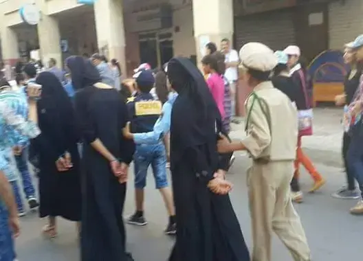 استياء من تصوير منقبات على أنهن “إرهابيات” باستعراض بالقصر الكبير