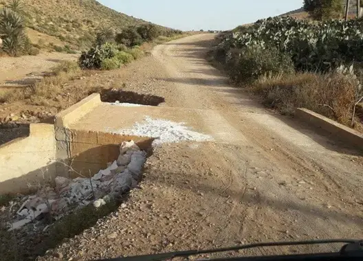 مقطع طرقي يفرض العزلة على دواوير بتيزنيت وسط تنكر المسؤولين (صور)